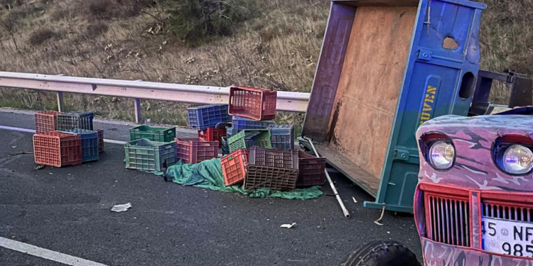 Tarım İşçilerini Taşıyan Traktöre Kamyon Çarptı! 2 Ölü