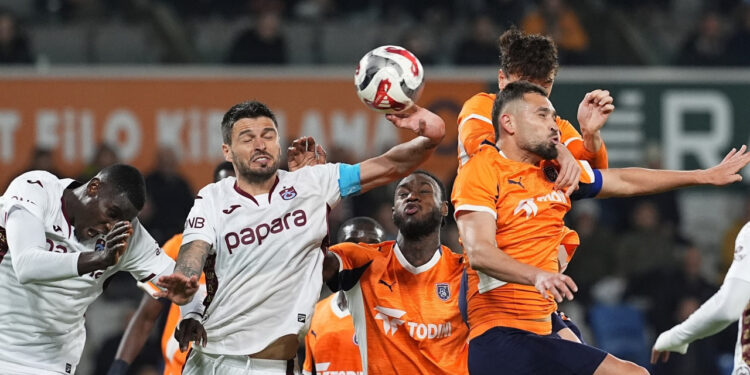 Trabzonspor, 10 Kişi Direnen Başakşehir'i Son Anda Yıktı