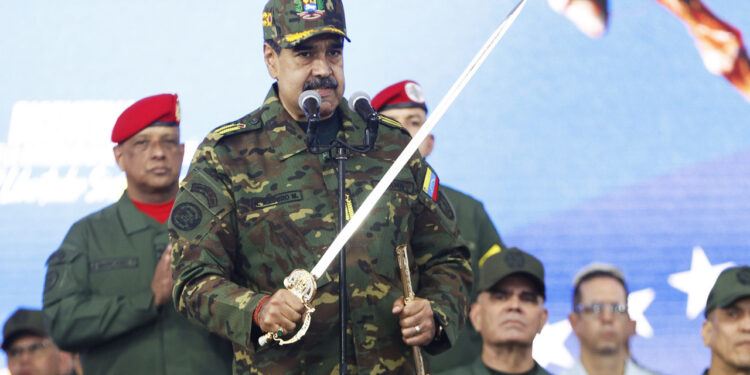 Venezuela Lideri Maduro, Simon Bolivar'ın Kılıcıyla Meydan Okudu