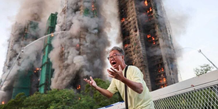 Yangın faciası: 8 gökdelen alev aldı; 4 kişi yanarak öldü, mahsur kalanlar var