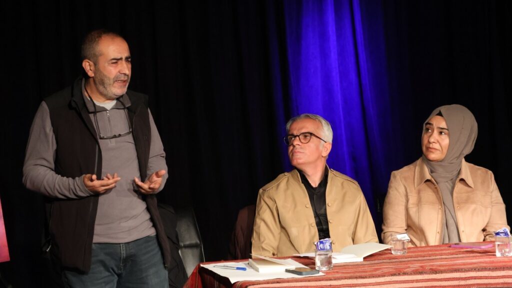 Yazar-ressam Hüseyin Özsoy, Wan’da okurlarıyla buluştu