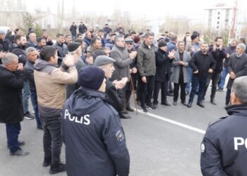 İlçeden geçen uluslararası yol tehlike saçıyor