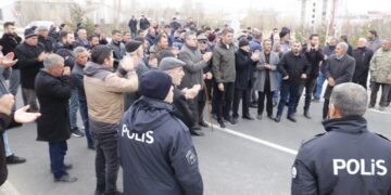 İlçeden geçen uluslararası yol tehlike saçıyor