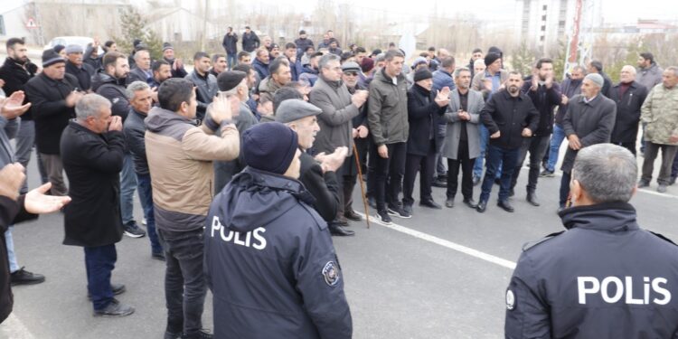 İlçeden geçen uluslararası yol tehlike saçıyor