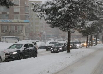 Amed’de yoğun kar yağışı hayatı olumsuz etkiledi