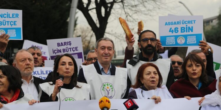 ‘Ekmek ve Barış’ yürüyüşçüleri Ankara’da: Savaşa değil halka, emekçiye bütçe