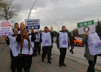 Ekmek ve barış için yürüyenler: Savaşa değil, barışa yatırım yapılsın