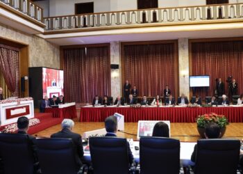 Kurtulmuş ‘rapor’ için grubu bulunmayan komisyon üyeleriyle bir araya gelecek