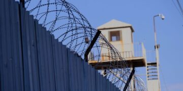 Aykol tutsakların sesi olmaya devam ediyor: Hücre cezasından beraat etti ama tahliyesi engellendi