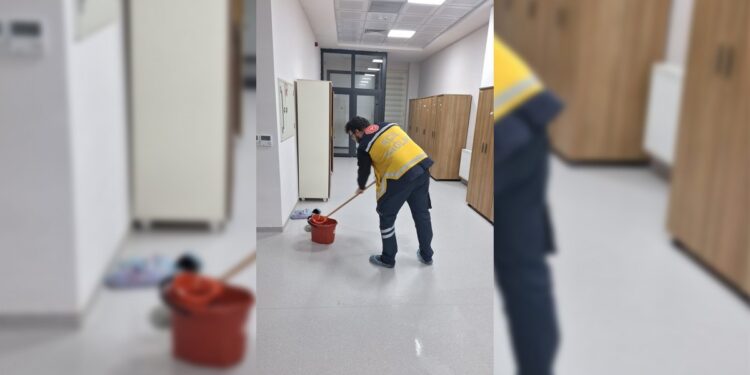 Sağlıkçılar temizlikte çalıştırılmak zorunda bırakılıyor