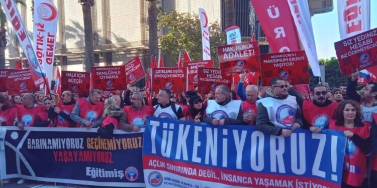 Kamu emekçileri iş bıraktı
