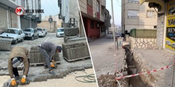 Pirsûs’ta belediye sokakları onarıyor DEDAŞ bozuyor