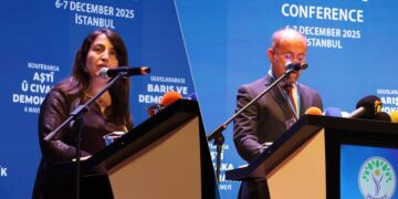 Barzani: Sürece her anlamda katkı sunmaya hazırım  Talabani: Barış ve demokrasi umudu için atılan her adımı savunuruz