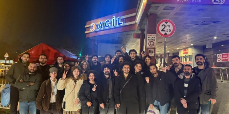 Asgari ücreti protesto ederken gözaltına alınan gençler serbest