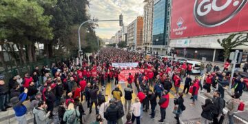 İzBB işçileri ’emekleri’ için çıplak ayaklarla yürüdü