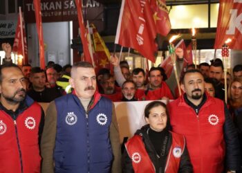 İzBB işçilerinden meşaleli yürüyüş: Müzakere masası kuralım
