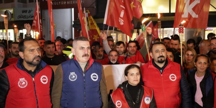 İzBB işçilerinden meşaleli yürüyüş: Müzakere masası kuralım