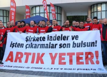 İşçiler, işe iade kararını uygulamayan İzmir Belediyesi’ni protesto etti