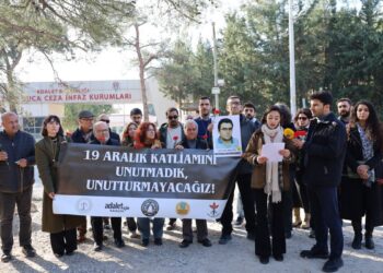 ‘Hayata Dönüş Operasyonu’nun yıl dönümünde cezaevi tellerine karanfil bırakıldı