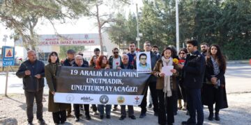 ‘Hayata Dönüş Operasyonu’nun yıl dönümünde cezaevi tellerine karanfil bırakıldı