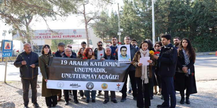 ‘Hayata Dönüş Operasyonu’nun yıl dönümünde cezaevi tellerine karanfil bırakıldı