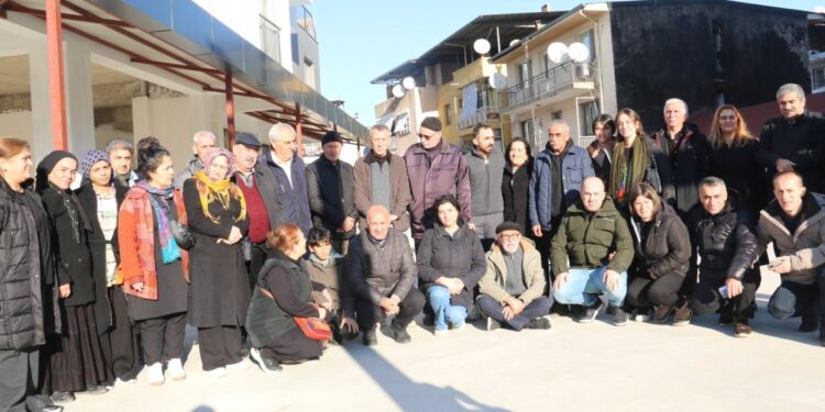 İzmir’de tutsaklar Toprak ve Taş tahliye oldu