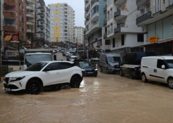 Mêrdîn’de sağanak: Caddeler göle döndü