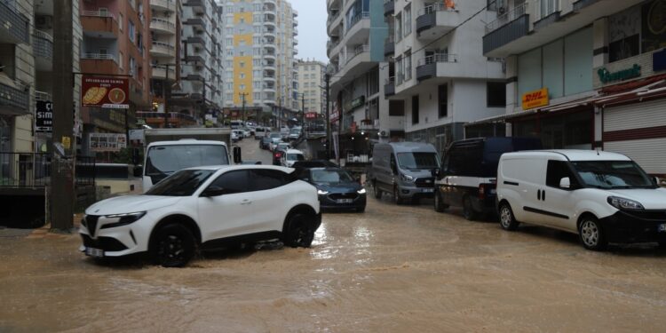 Mêrdîn’de sağanak: Caddeler göle döndü