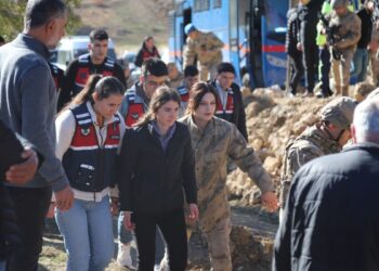 Ailesinden 4 kişiyi kaybeden tutsak Rukiye Fidan taziyeye götürüldü