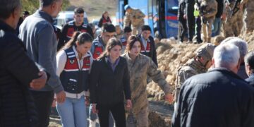 Ailesinden 4 kişiyi kaybeden tutsak Rukiye Fidan taziyeye götürüldü