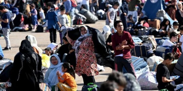 Afgan mülteciler zorla ülkelerine gönderiliyor