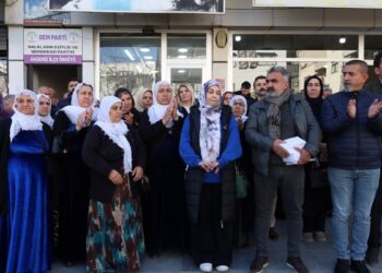 3 kentte tutsaklara yeni yıl kartı gönderildi