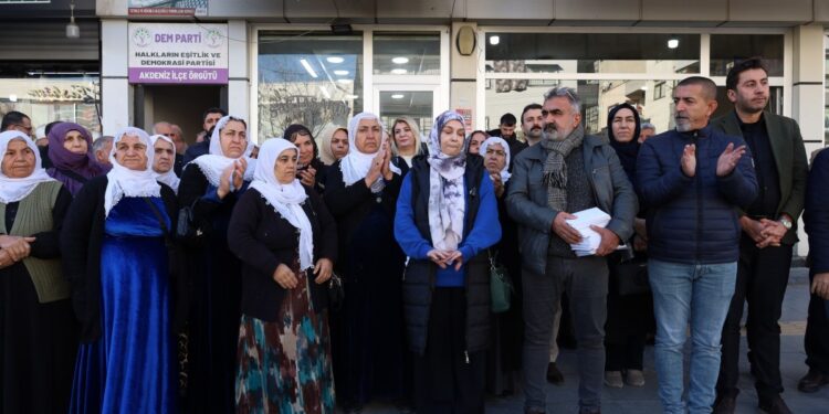 3 kentte tutsaklara yeni yıl kartı gönderildi