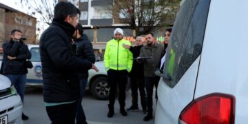 Polis, buluşma ardından posterlere el koydu