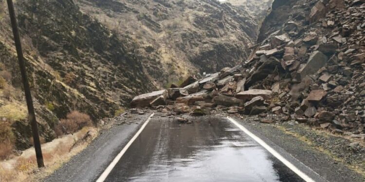 Elkê’de heyelan: Karayolları kiralık iş makinesi arıyor!