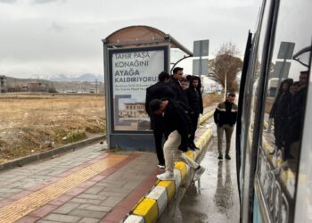 Seferleri azaltan kayyım öğrencileri mağdur etti