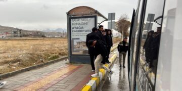 Seferleri azaltan kayyım öğrencileri mağdur etti