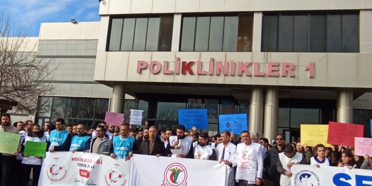 Hekimler, hekim ve asistan hekimlerin sorunlarına çözüm istedi