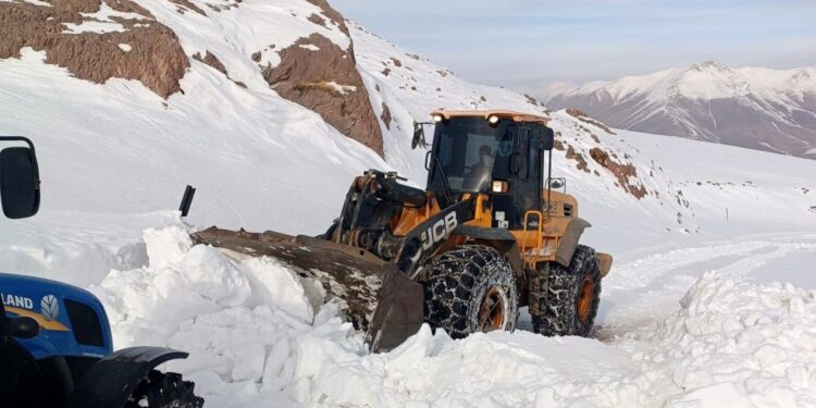 Serhat’ta kar yağışı: 3 bin 46 yerleşim yeri ulaşıma kapandı