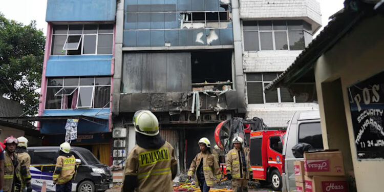 7 Katlı Binada Facia! 22 Kişi Alevlerin Arasında Can Verdi