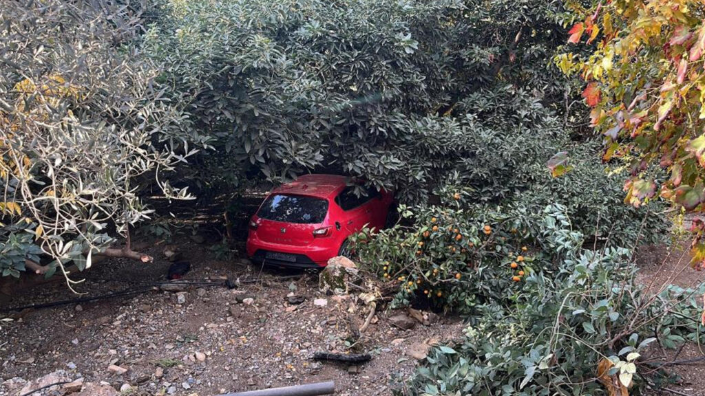 Antalya'da Korkutan Anlar: Boru Patladı, Sular Yükseldi, Araç Bahçeye Sürüklendi