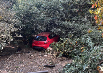 Antalya'da Korkutan Anlar: Boru Patladı, Sular Yükseldi, Araç Bahçeye Sürüklendi