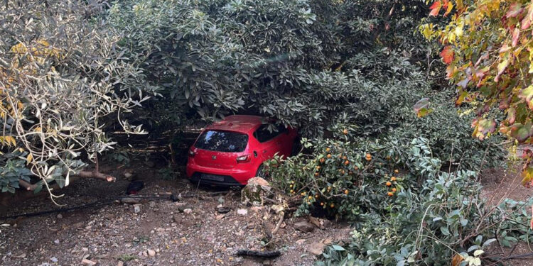 Antalya'da Korkutan Anlar: Boru Patladı, Sular Yükseldi, Araç Bahçeye Sürüklendi