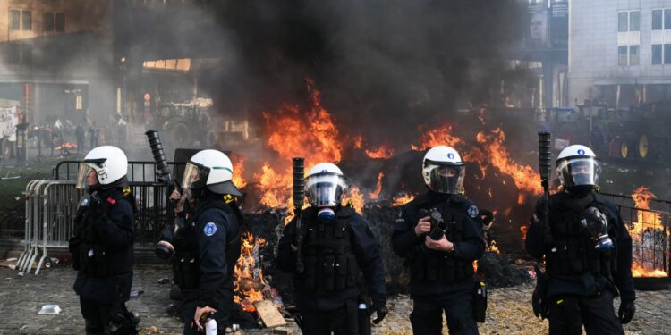 Brüksel’de çiftçi isyanı: Protesto sonuç verdi, AB Mercosur anlaşmasını erteledi