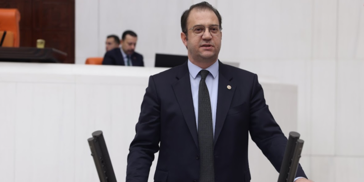 CHP’li Alp’ten CHP’li Dikbayır’a: Kürtlerin inkarı çoktan tarih oldu