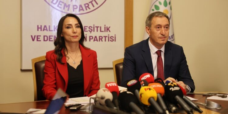 DEM Parti'den yeni yıl mesajı: Çözemeyeceğimiz sorun yok