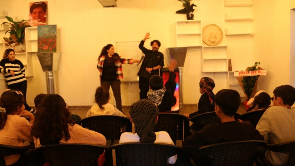 Dil kurumlarından çocuklara alfabe öğretme etkinliği