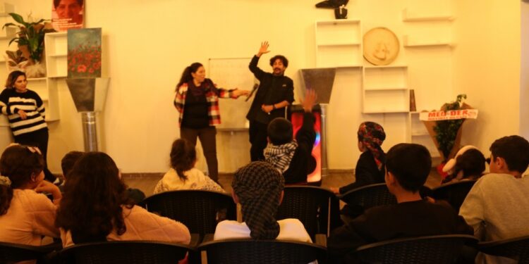 Dil kurumlarından çocuklara alfabe öğretme etkinliği