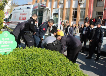 Erkek Şiddeti Her Yerde... Boşanma Duruşması Çıkışında Eşini Bıçakladı