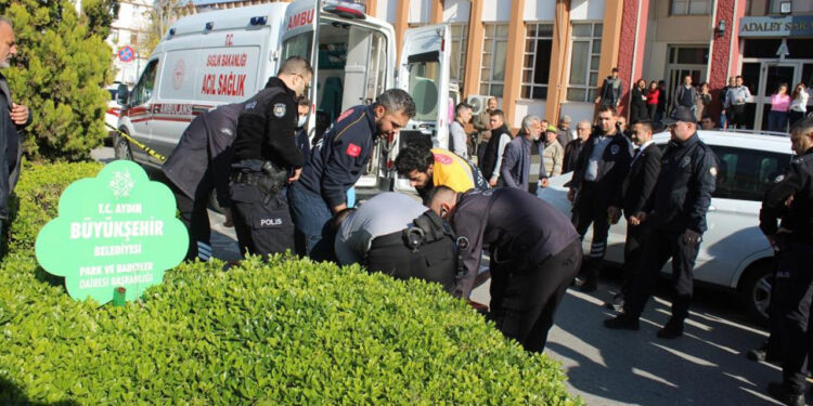 Erkek Şiddeti Her Yerde... Boşanma Duruşması Çıkışında Eşini Bıçakladı